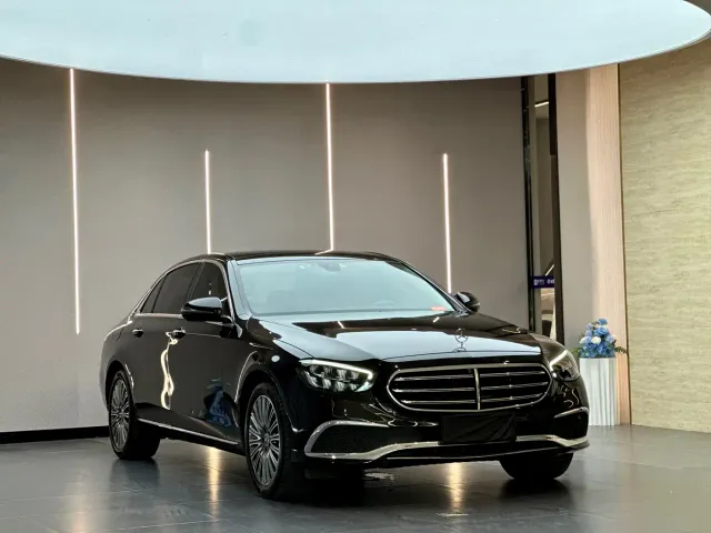 Mercedes-Benz E-Class — Фото автомобиля 3