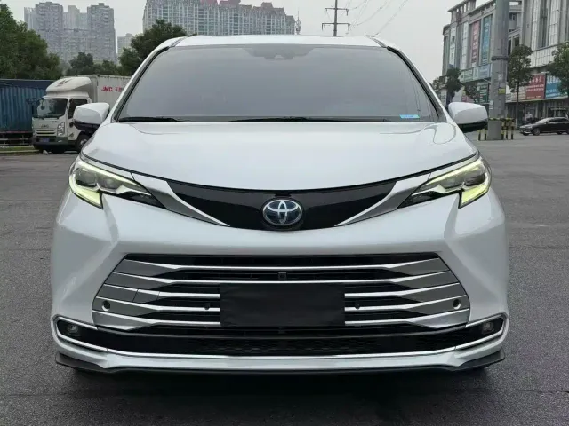 Toyota Sienna — Фото автомобиля 2