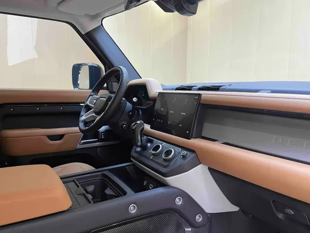 Land Rover Defender — Фото автомобиля 12
