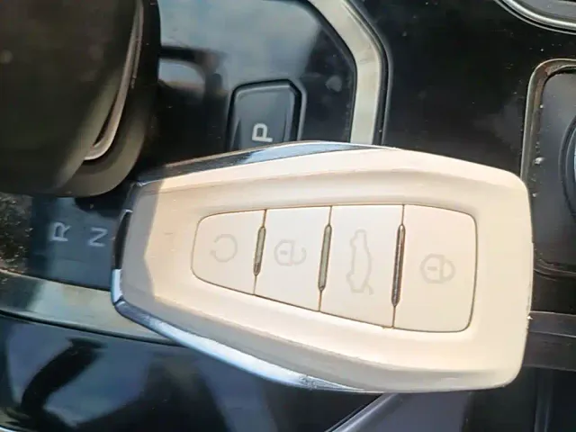 Geely ICON — Фото автомобиля 8