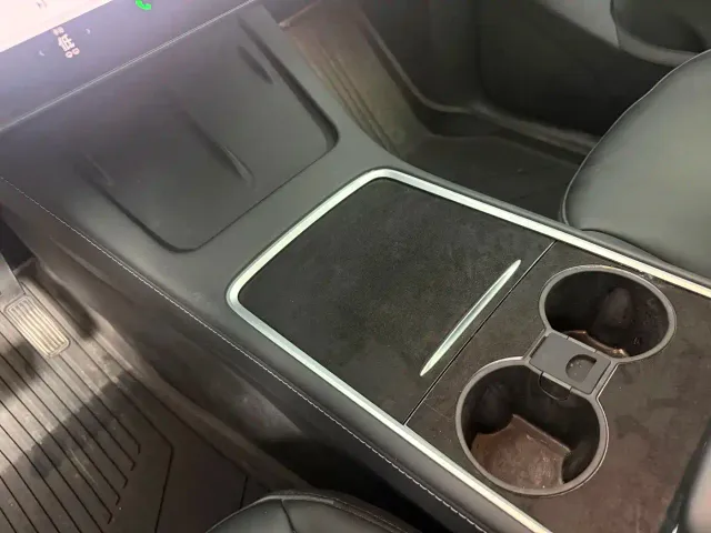 Tesla Model Y — Фото автомобиля 11