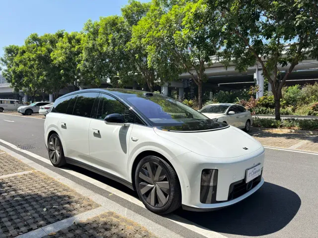 Li Auto i8 — Фото автомобиля 3