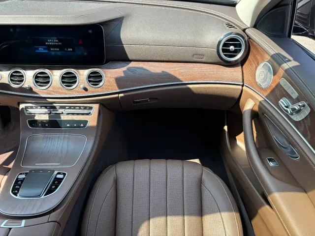 Mercedes-Benz E-Class — Фото автомобиля 14