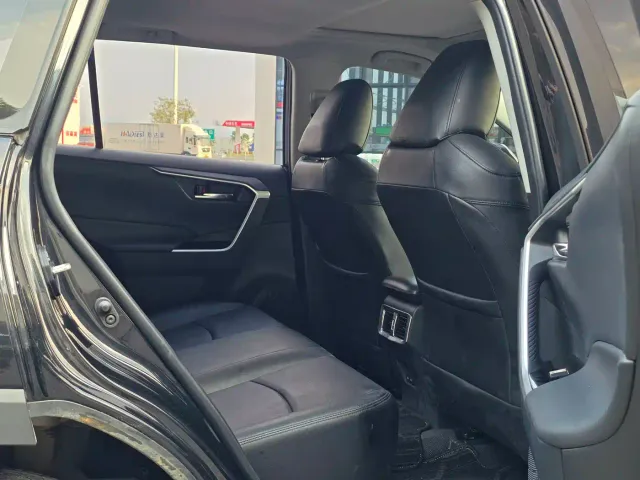 Toyota RAV4 — Фото автомобиля 8