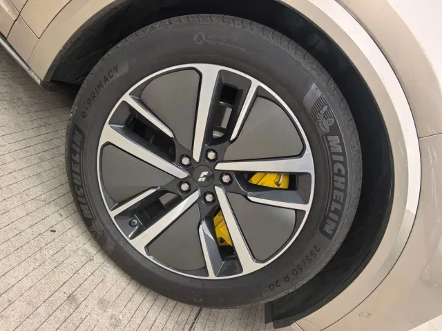 Li Auto L8 — Фото автомобиля 9