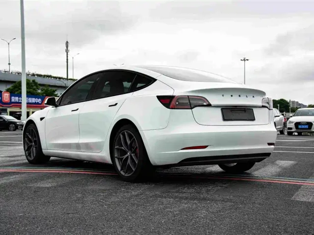 Tesla Model 3 — Фото автомобиля 6