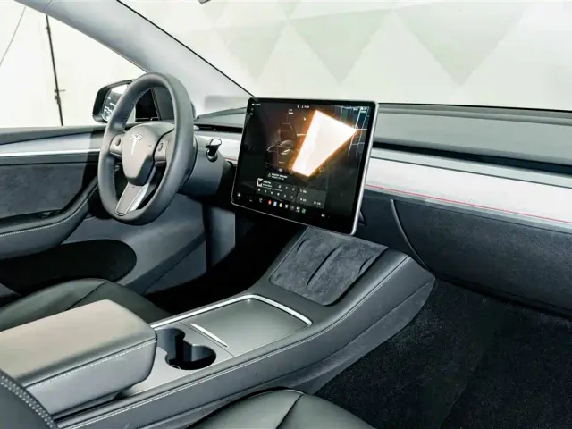 Tesla Model Y — Фото автомобиля 18