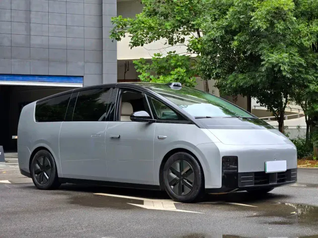 Li Auto MEGA — Фото автомобиля 3