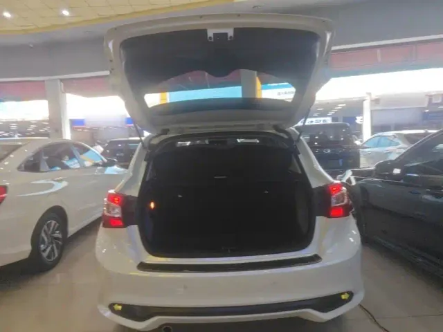 Nissan Tiida — Фото автомобиля 18