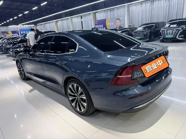 Volvo S60 — Фото автомобиля 4