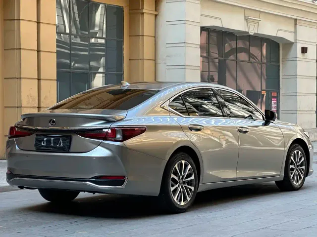 Lexus ES — Фото автомобиля 5