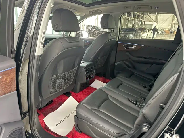 Audi Q7 — Фото автомобиля 9