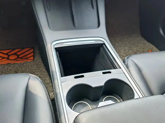 Tesla Model 3 — Фото автомобиля 12