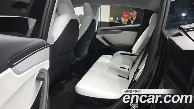 Tesla Model Y — Фото автомобиля 10