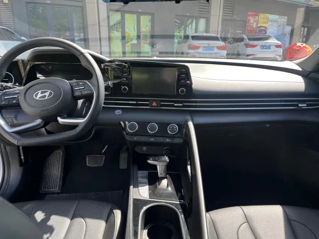 Hyundai Elantra — Фото автомобиля 11