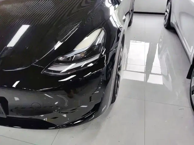Tesla Model Y — Фото автомобиля 23