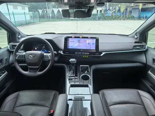 Toyota Sienna — Фото автомобиля 10
