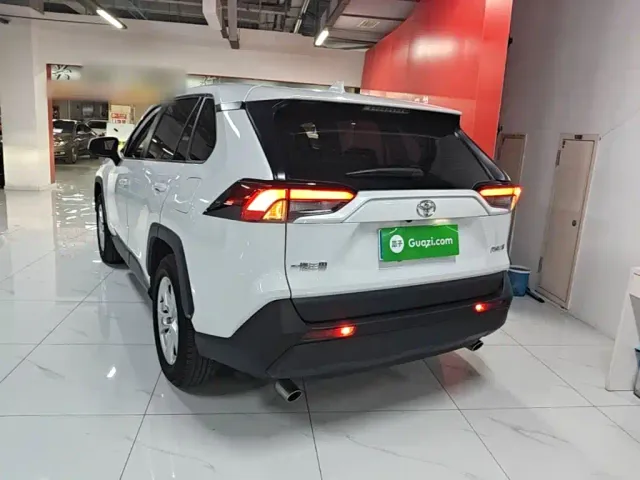 Toyota RAV4 — Фото автомобиля 4