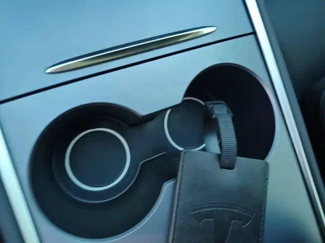 Tesla Model Y — Фото автомобиля 8