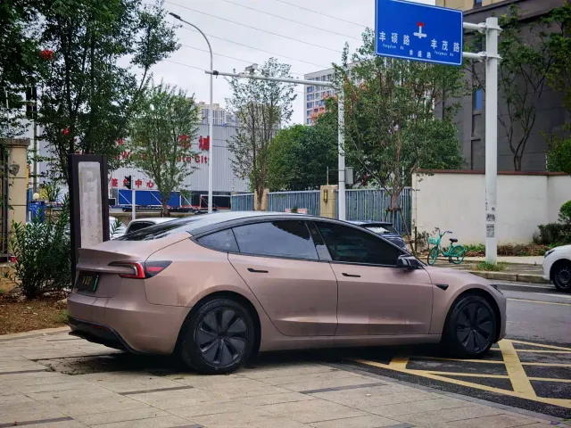Tesla Model 3 — Фото автомобиля 9