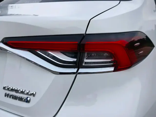 Toyota Corolla 2022 Hybrid 1.8L E-CVT Pioneer Edition — Фото автомобиля 11