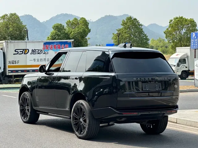 Land Rover Range Rover 2024 3.0 L6 360PS Golden Age Edition — Фото автомобиля 4