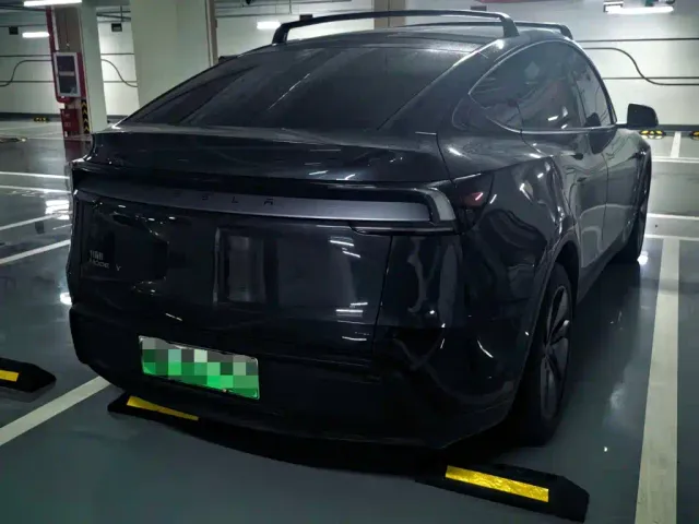 Tesla Model Y — Фото автомобиля 6