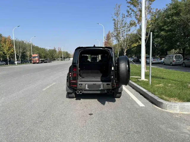 Land Rover Defender — Фото автомобиля 12