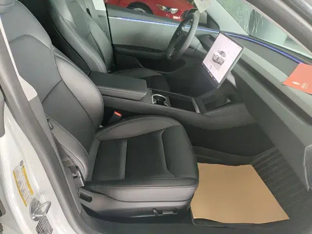 Tesla Model 3 — Фото автомобиля 24