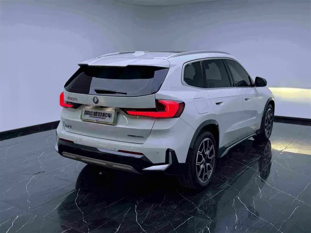 BMW iX1 — Фото автомобиля 4