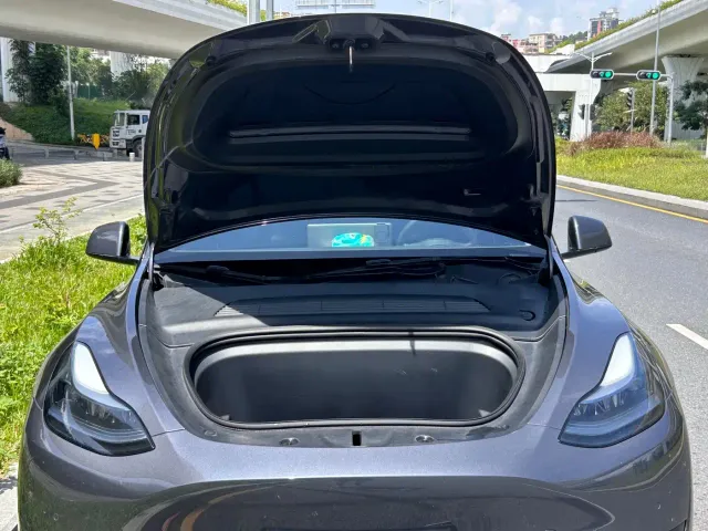 Tesla Model Y — Фото автомобиля 15