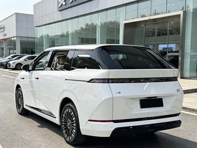 Xpeng X9 — Фото автомобиля 10