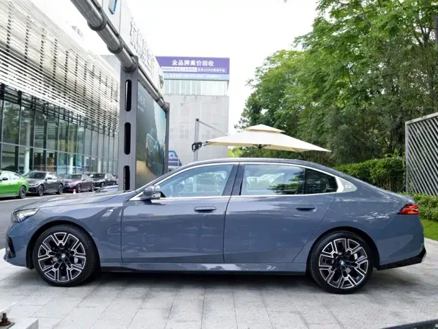 BMW 5 Series — Фото автомобиля 2
