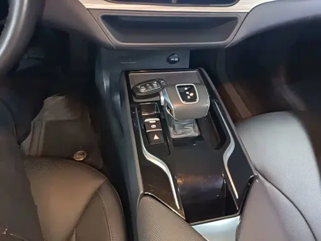 Hongqi E-QM5 — Фото автомобиля 13