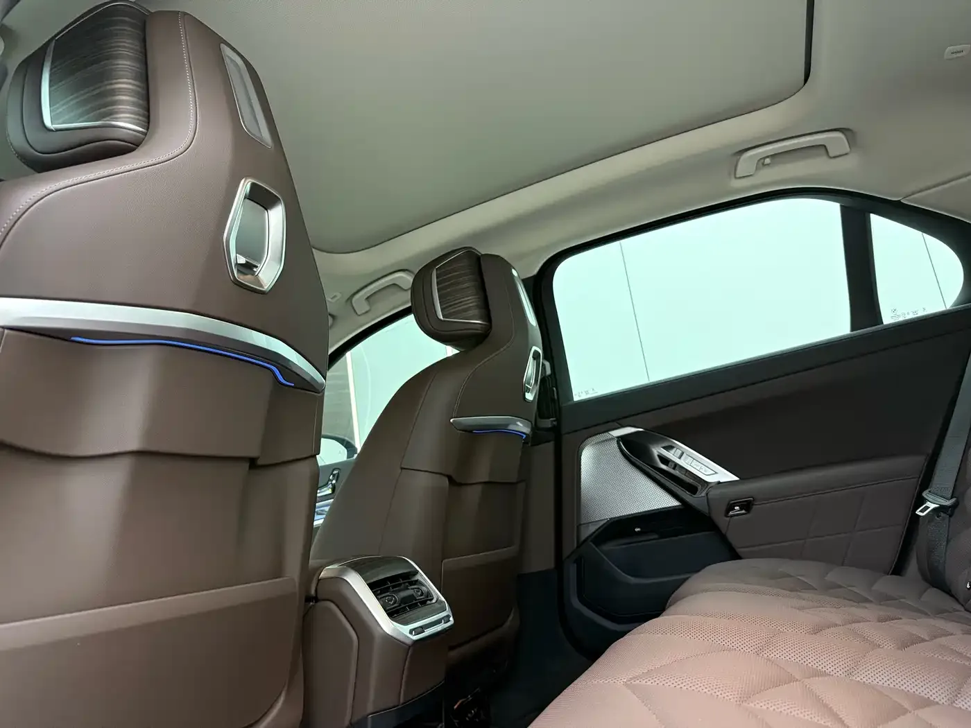 BMW BMW 7 Series 2023 Model 740Li Leading Luxury Package — Фото автомобиля 9