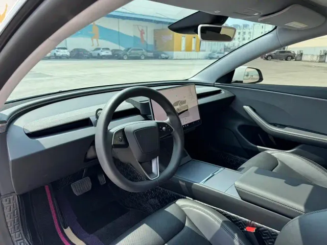 Tesla Model 3 — Фото автомобиля 10
