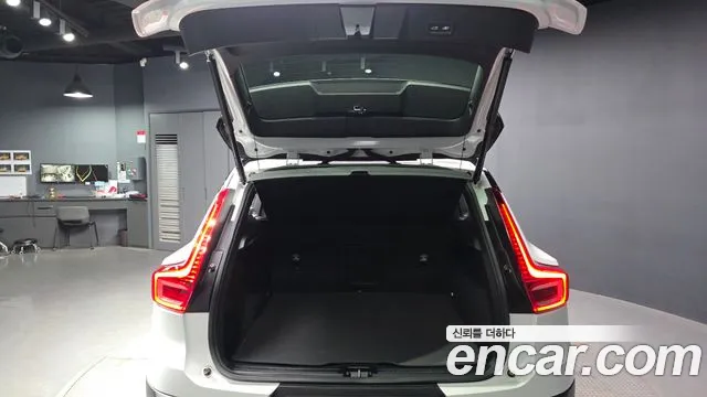 Вольво XC40 — Фото автомобиля 18