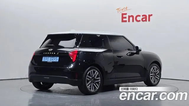 MINI Cooper Generation 4 — Фото автомобиля 2