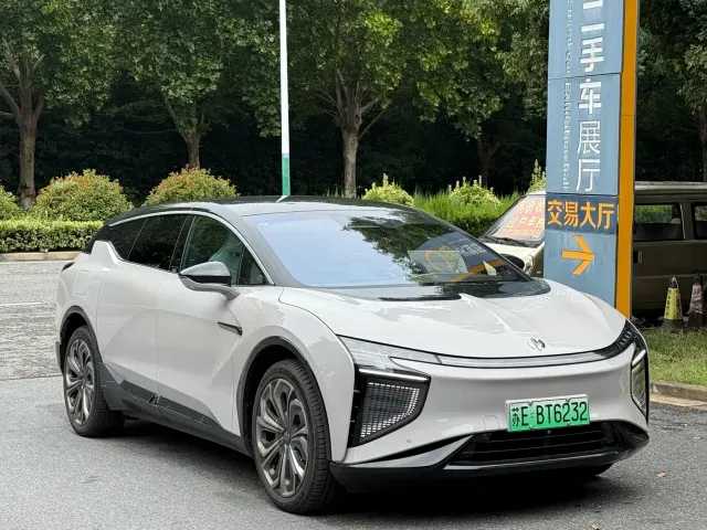 HiPhi X — Фото автомобиля 3