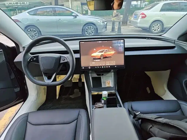 Tesla Model 3 — Фото автомобиля 9