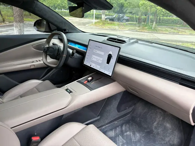 Lynk & Co Z10 — Фото автомобиля 9