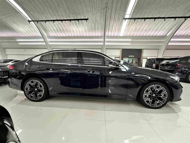 BMW 5 Series — Фото автомобиля 3
