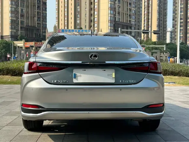 Lexus ES — Фото автомобиля 4