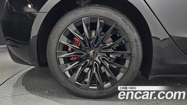 Tesla Model 3 — Фото автомобиля 6