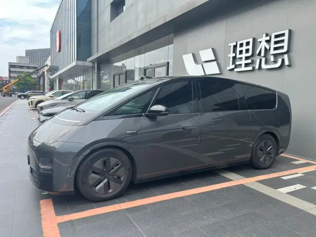 Li Auto Li Auto MEGA 2024 Ultra — Фото автомобиля 2