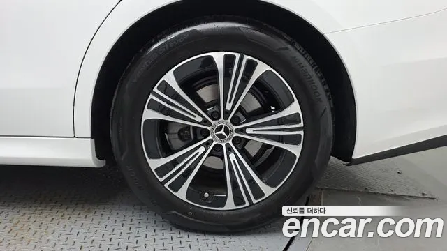Mercedes-Benz E-Class — Фото автомобиля 19