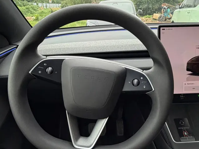 Tesla Model Y — Фото автомобиля 13