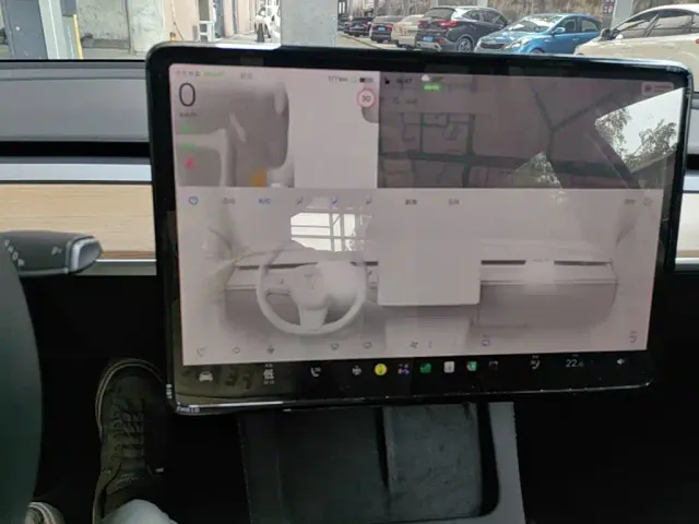 Tesla Model 3 — Фото автомобиля 12