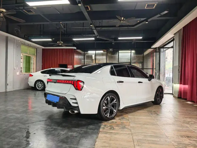 Lynk & Co 03 — Фото автомобиля 12