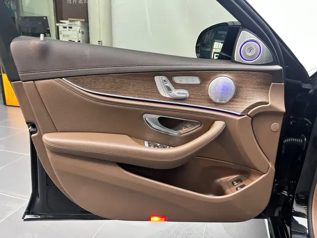 Mercedes-Benz E-Class — Фото автомобиля 13